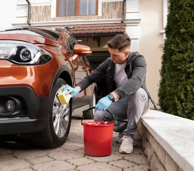 Lavage auto à domicile Saint-Georges-sur-Cher : professionnel intervenant sur un véhicule